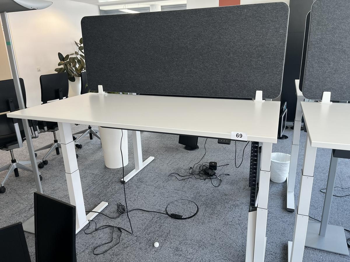 Sitz-,Steh-,Schreibtisch 160x80 cm , Steelcase elektrisch höhenverstellbar ca.65/120cm mit Sichtblende abnehmbar, Baujahr 2021?d=2025-05-21 17:52:27