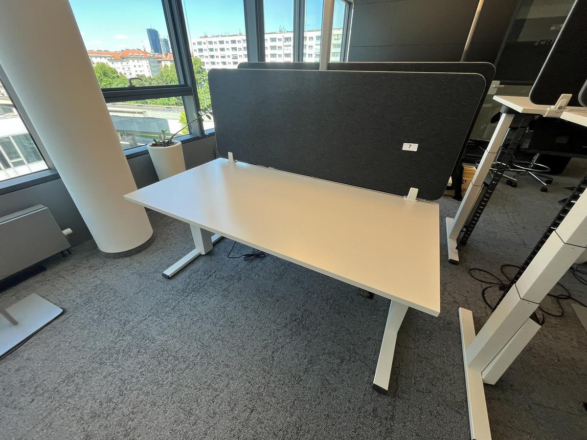 Sitz-,Steh-,Schreibtisch 160x80 cm , Steelcase elektrisch höhenverstellbar ca.65/120cm mit Sichtblende abnehmbar, Baujahr 2021?d=2025-05-21 17:55:01
