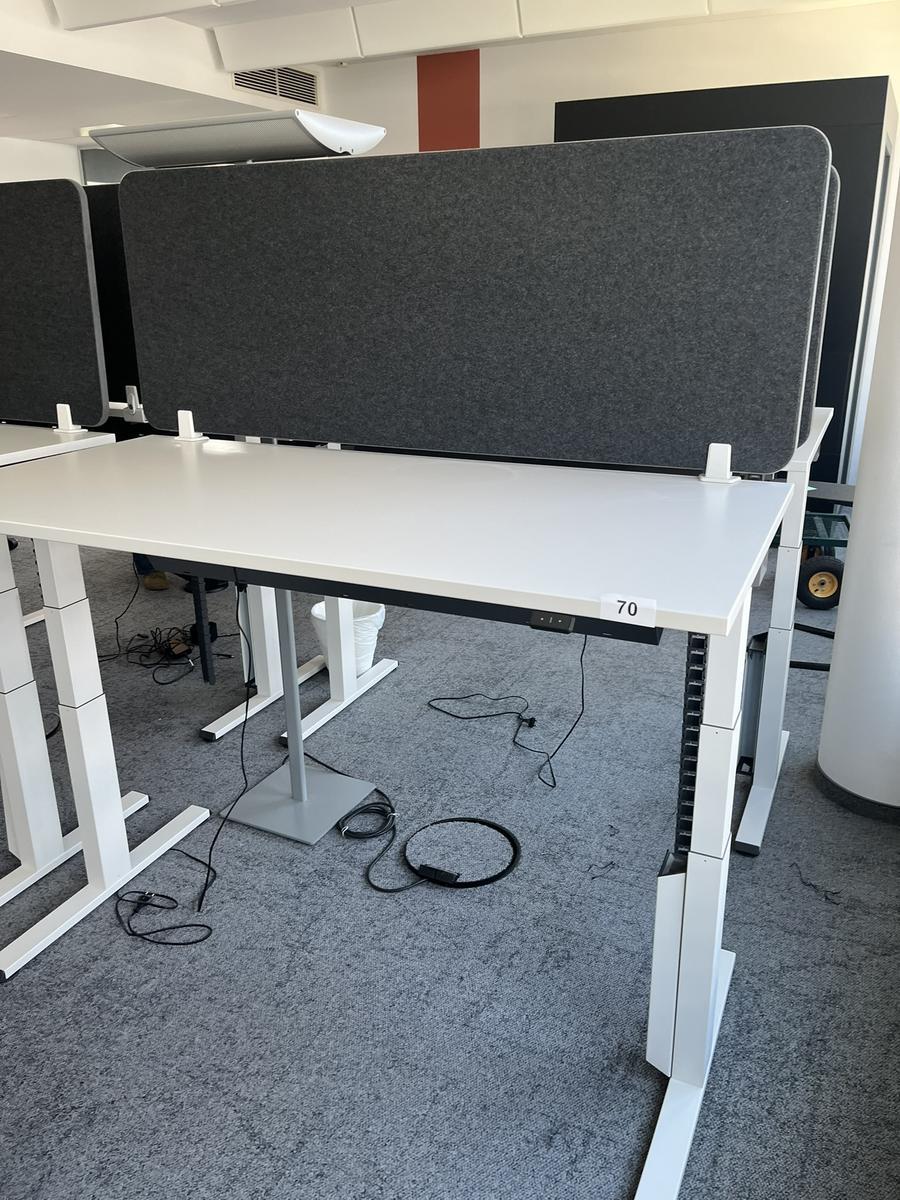 Sitz-,Steh-,Schreibtisch 160x80 cm , Steelcase elektrisch höhenverstellbar ca.65/120cm mit Sichtblende abnehmbar, Baujahr 2021?d=2025-05-21 18:07:40