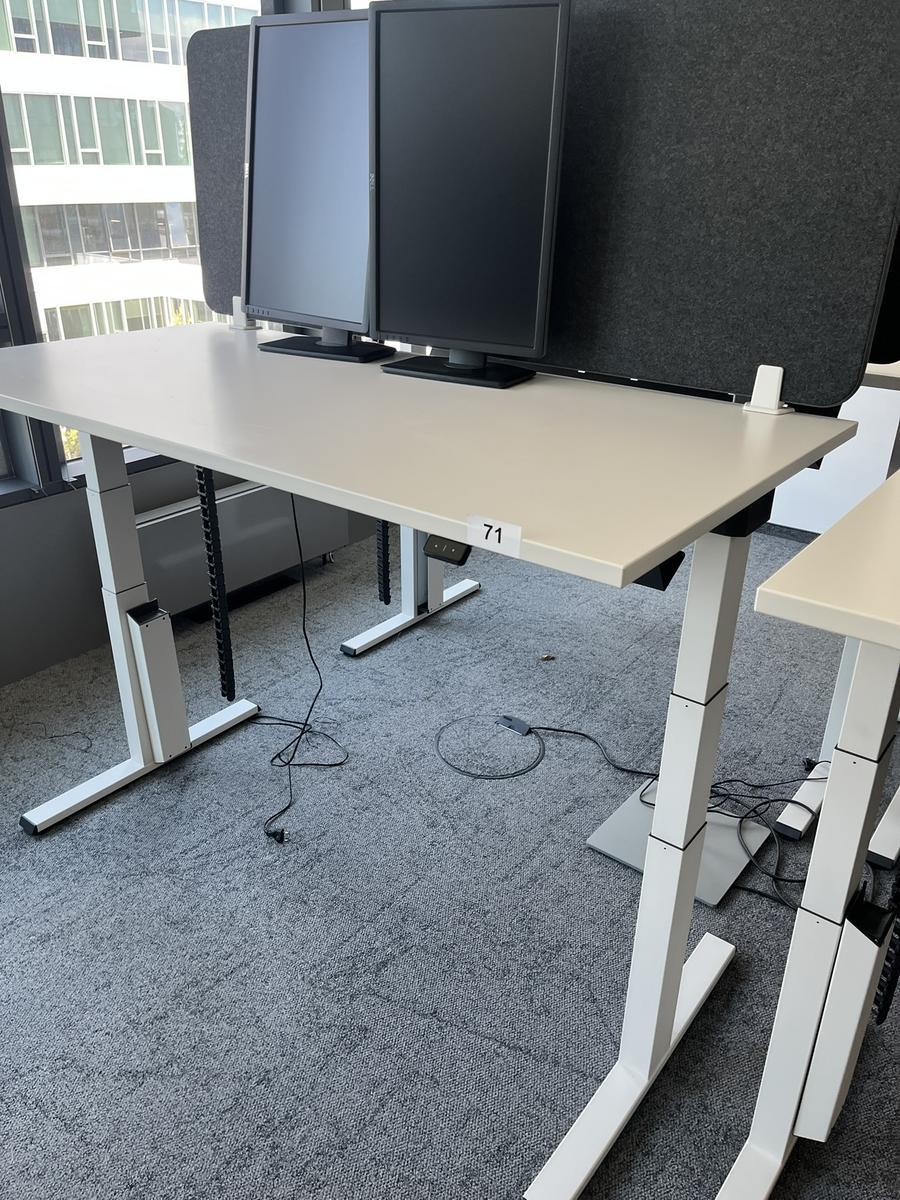 Sitz-,Steh-,Schreibtisch 160x80 cm , Steelcase elektrisch höhenverstellbar ca.65/120cm mit Sichtblende abnehmbar, Baujahr 2021?d=2025-05-21 18:08:53