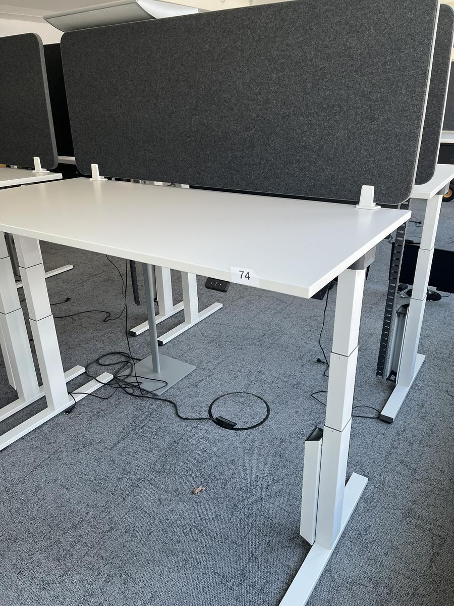 Sitz-,Steh-,Schreibtisch 160x80 cm , Steelcase elektrisch höhenverstellbar ca.65/120cm mit Sichtblende abnehmbar, Baujahr 2021?d=2025-05-21 18:12:48