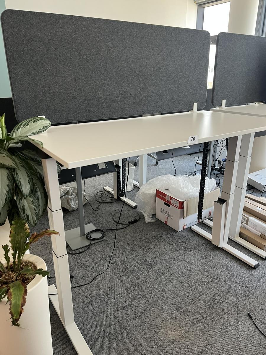 Sitz-,Steh-,Schreibtisch 160x80 cm , Steelcase elektrisch höhenverstellbar ca.65/120cm mit Sichtblende abnehmbar, Baujahr 2021?d=2025-05-21 18:05:57