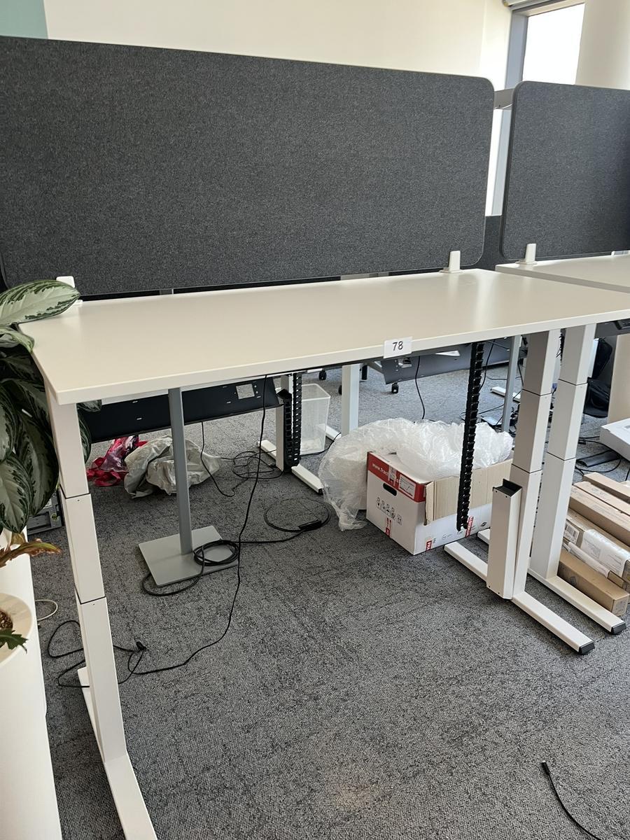 Sitz-,Steh-,Schreibtisch 160x80 cm , Steelcase elektrisch höhenverstellbar ca.65/120cm mit Sichtblende abnehmbar, Baujahr 2021?d=2025-05-21 17:53:46