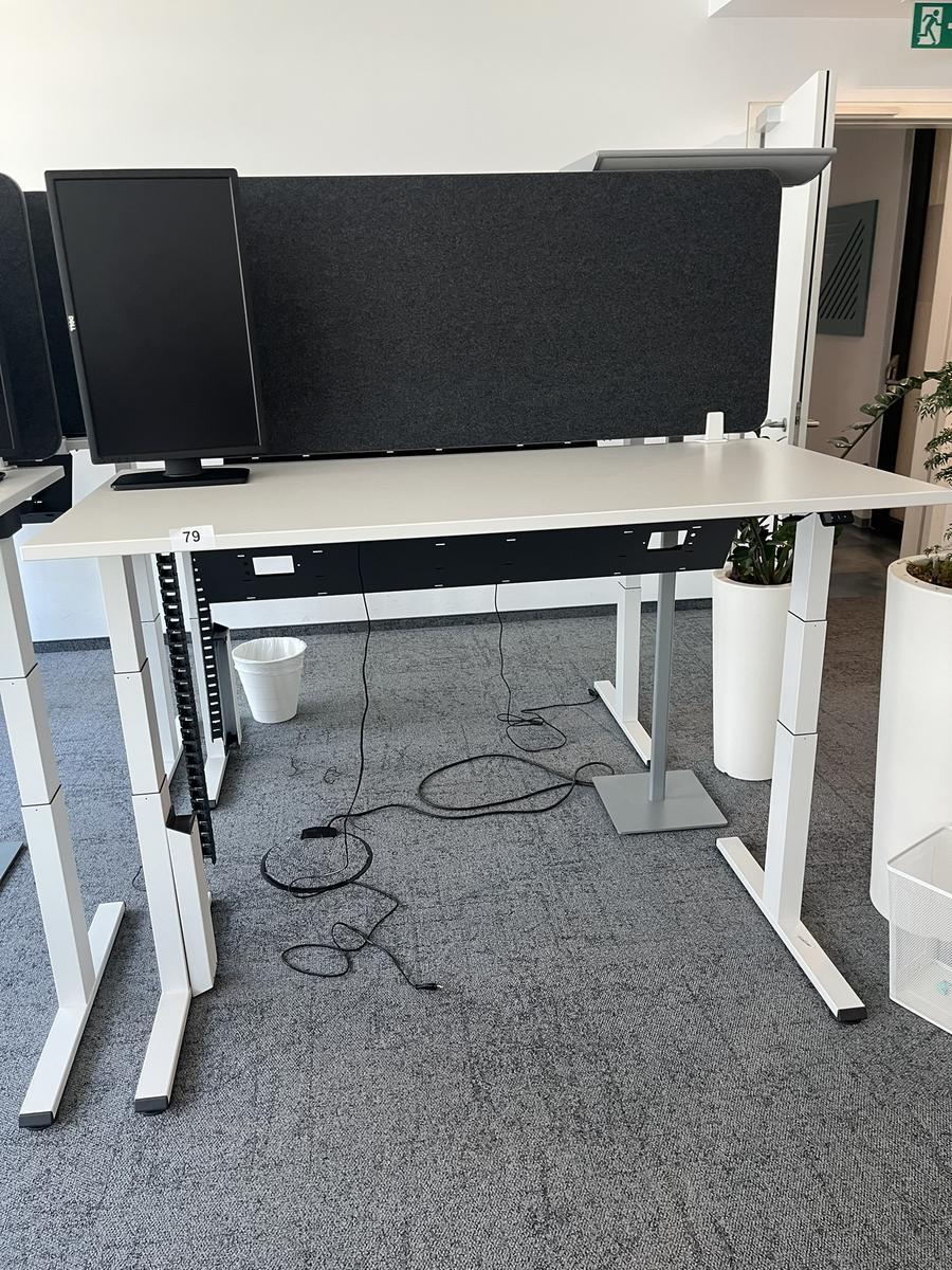 Sitz-,Steh-,Schreibtisch 160x80 cm , Steelcase elektrisch höhenverstellbar ca.65/120cm mit Sichtblende abnehmbar, Baujahr 2021?d=2025-05-21 18:25:47