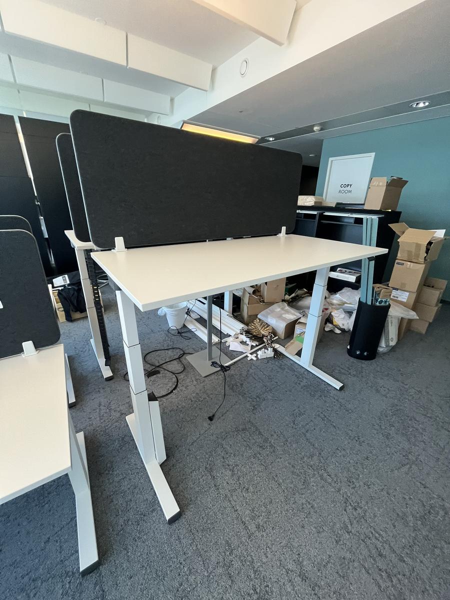 Sitz-,Steh-,Schreibtisch 160x80 cm , Steelcase elektrisch höhenverstellbar ca.65/120cm mit Sichtblende abnehmbar, Baujahr 2021?d=2025-05-21 18:23:07