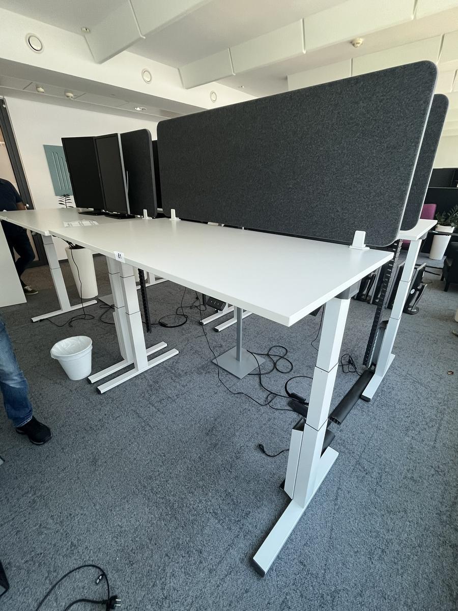 Sitz-,Steh-,Schreibtisch 160x80 cm , Steelcase elektrisch höhenverstellbar ca.65/120cm mit Sichtblende abnehmbar, Baujahr 2021?d=2025-05-21 17:16:32
