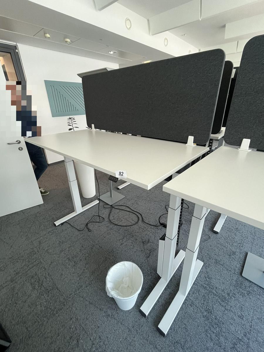 Sitz-,Steh-,Schreibtisch 160x80 cm , Steelcase elektrisch höhenverstellbar ca.65/120cm mit Sichtblende abnehmbar, Baujahr 2021?d=2025-05-21 17:33:59
