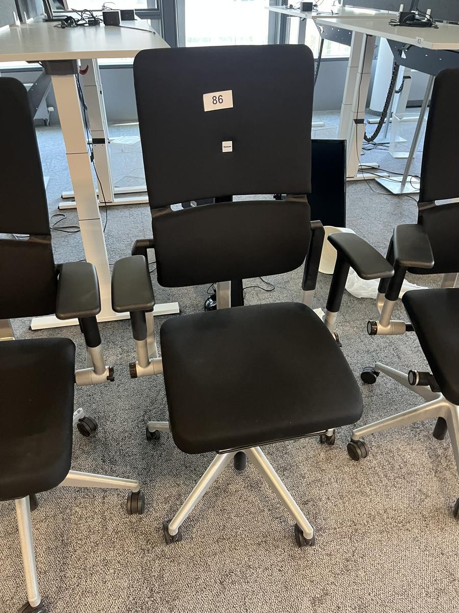 Steelcase Bürodrehstuhl anthrazit mit Armlehne höhenverstellbar?d=2025-05-21 17:32:46