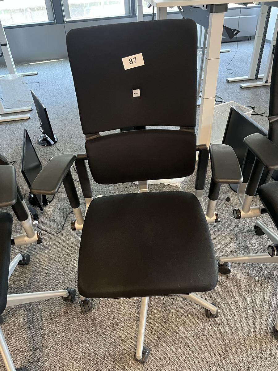 Steelcase Bürodrehstuhl anthrazit mit Armlehne höhenverstellbar?d=2025-05-21 17:42:51