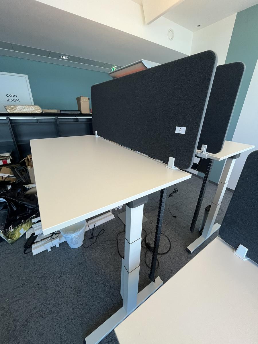 Sitz-,Steh-,Schreibtisch 160x80 cm , Steelcase elektrisch höhenverstellbar ca.65/120cm mit Sichtblende abnehmbar, Baujahr 2021?d=2025-05-21 18:04:46