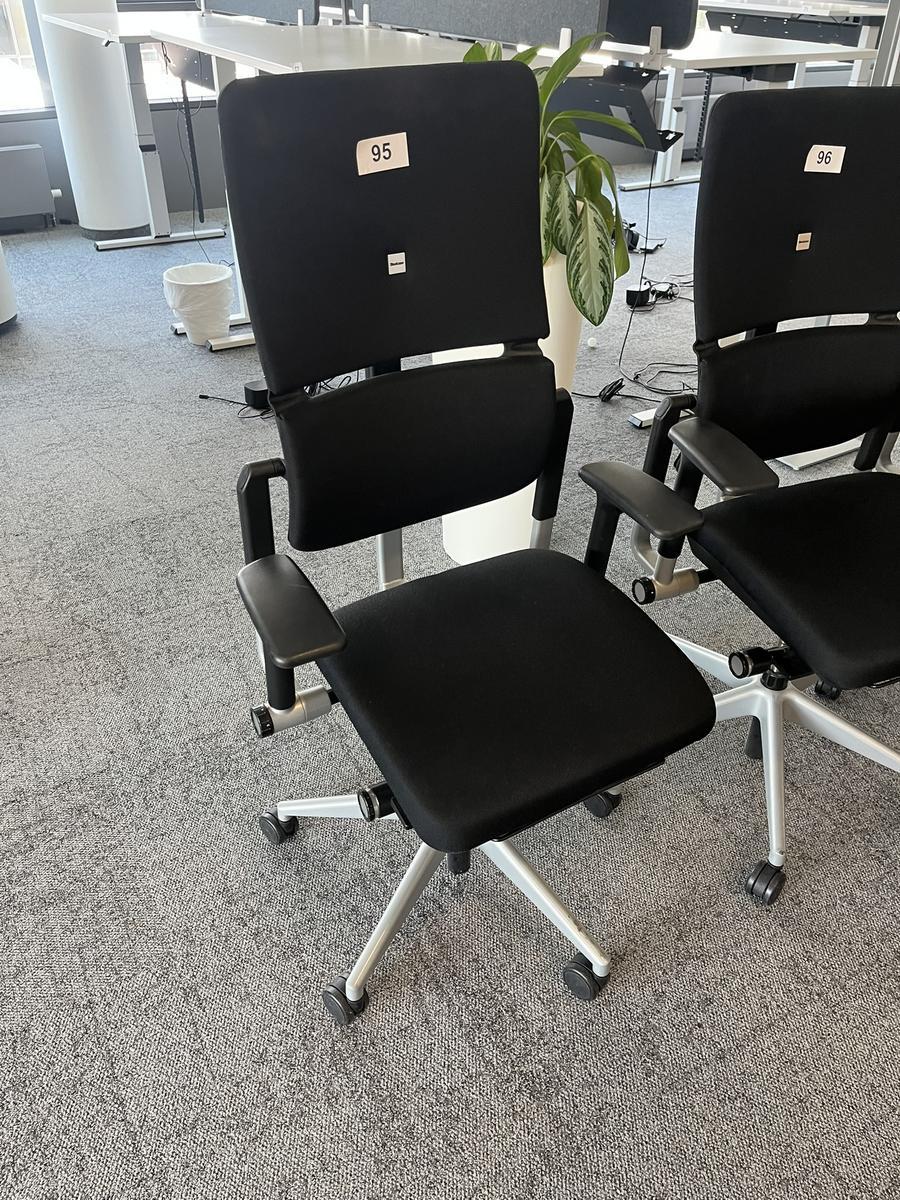 Steelcase Bürodrehstuhl anthrazit mit Armlehne höhenverstellbar?d=2025-05-21 18:11:31