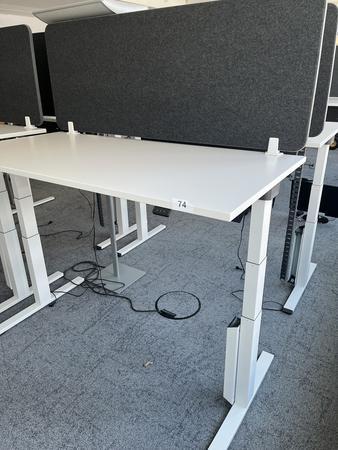 Sitz-,Steh-,Schreibtisch 160x80 cm , Steelcase elektrisch höhenverstellbar ca.65/120cm mit Sichtblende abnehmbar, Baujahr 2021 Sitz-,Steh-,Schreibtisch 160x80 cm , Steelcase elektrisch höhenverstellbar ca.65/120cm mit Sichtblende abnehmbar, Baujahr 2021