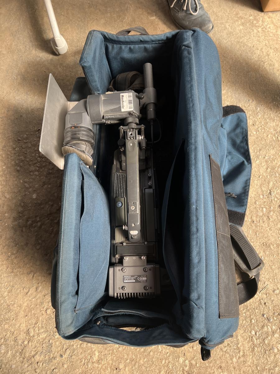 Sony MSW-900P/9SN digital camcoder with CA-702P adapter?d=2025-05-22 00:08:09
