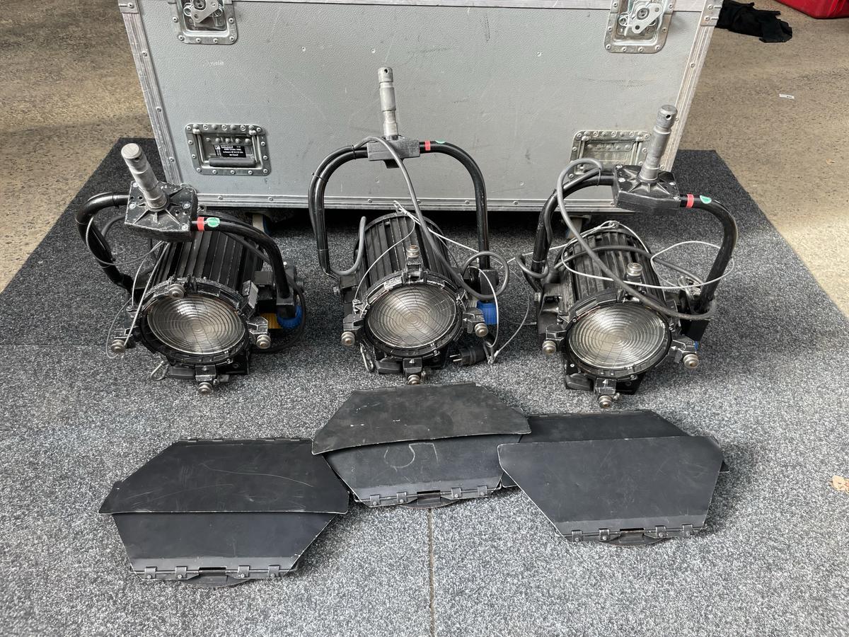 3 x Arri 1kW pole operated?d=2025-05-22 00:08:09