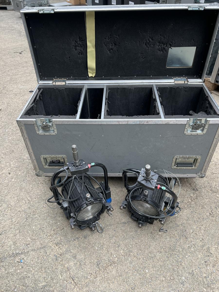 2 x Arri 1kW pole opoerated?d=2025-05-22 00:08:09