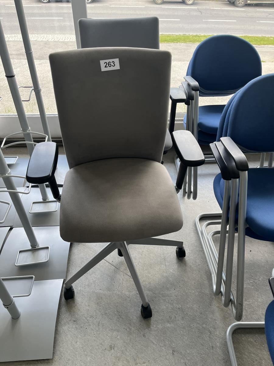 2 Stück Bürodrehstühle mit Armlehne?d=2025-05-21 18:03:36