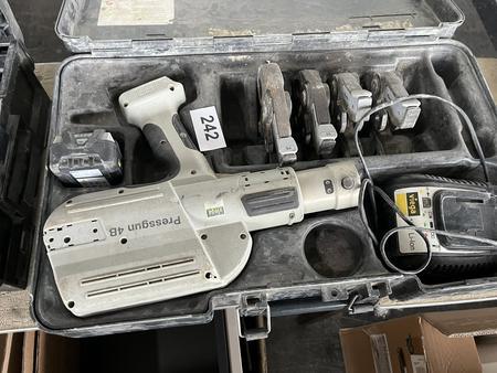 VIEGA Pressgun 4 B mit Ladegerät und Akku VIEGA Pressgun 4 B mit Ladegerät und Akku