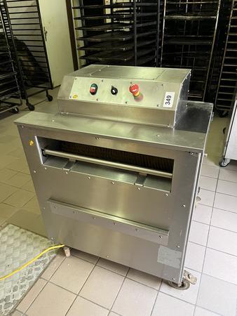 Tassold Allrounder Blechputzmaschine 2/3 Rand sowie Baguettbleche, 230V, 950/770/820 mm Tassold Allrounder Blechputzmaschine 2/3 Rand sowie Baguettbleche, 230V, 950/770/820 mm