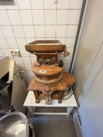 Körndlreibmaschine ca. 10 kg, 380V, 830/640/500 mm Körndlreibmaschine ca. 10 kg, 380V, 830/640/500 mm