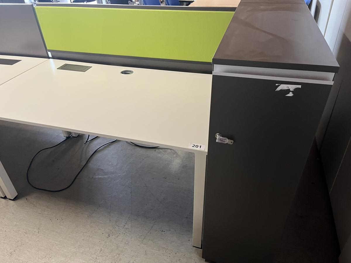 Schreibtischmodul mit Rückwand ca.140x80 cm und Auszugsladenschrank ca. 40 cm?d=2025-12-06 05:56:00