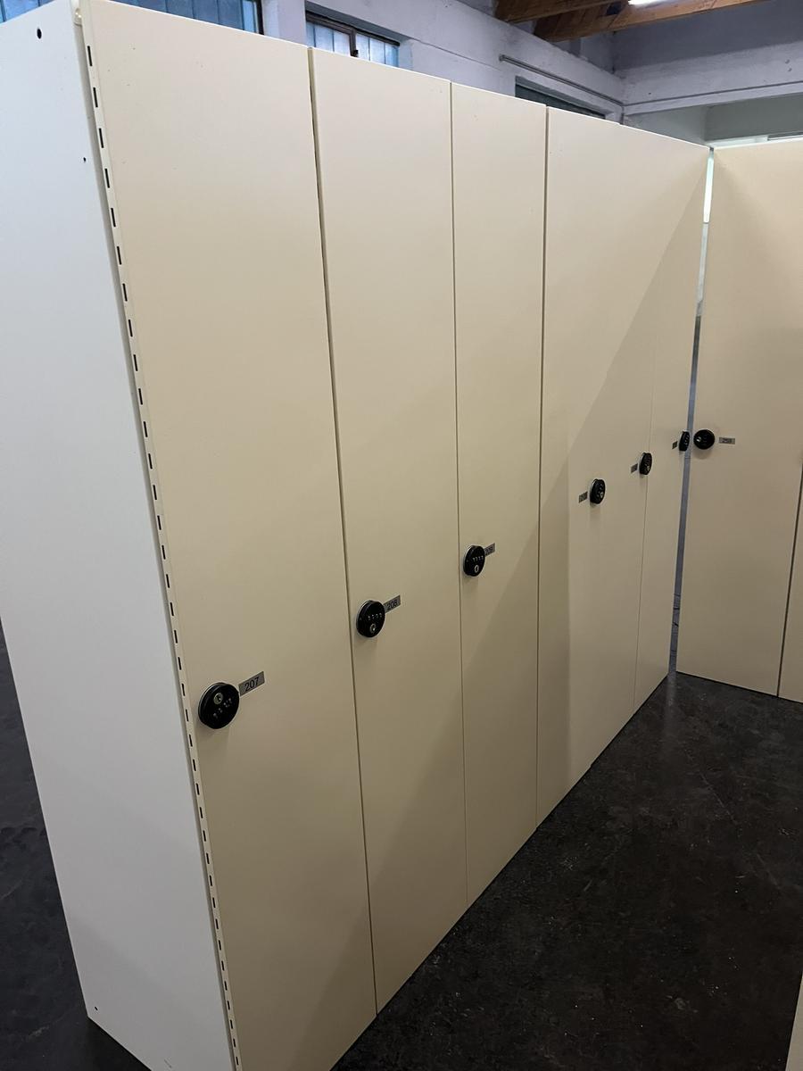 ERKA 3-teiliger Garderobenschrank mit PIN CODE Schloss?d=2025-12-06 05:53:57