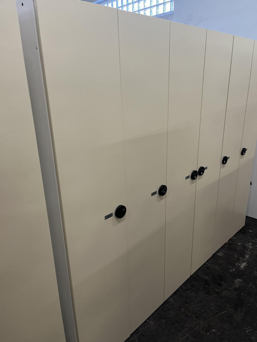 ERKA 3-teiliger Garderobenschrank mit PIN CODE Schloss?d=2025-12-06 05:57:08