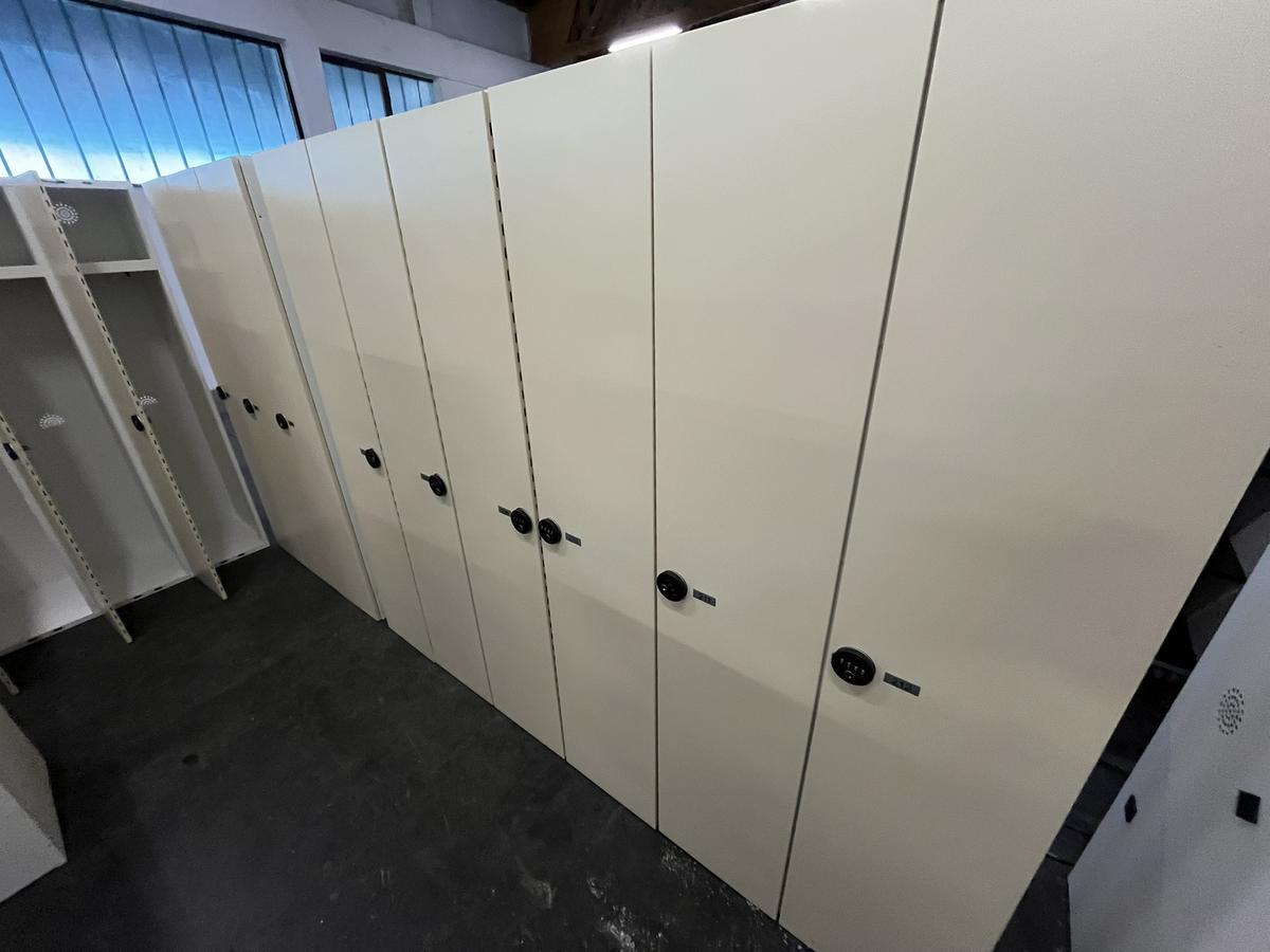 ERKA 3-teiliger Garderobenschrank mit PIN CODE Schloss?d=2025-12-06 05:53:29