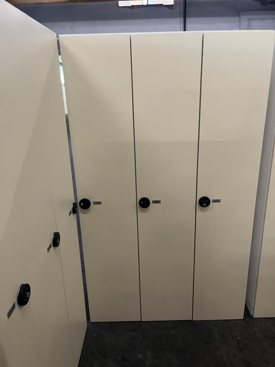 ERKA 3-teiliger Garderobenschrank mit PIN CODE Schloss?d=2025-12-06 05:56:03