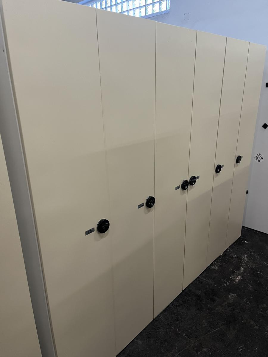 ERKA 3-teiliger Garderobenschrank mit PIN CODE Schloss?d=2025-12-06 05:53:14