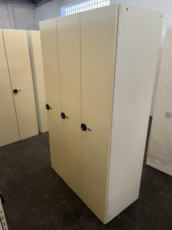 ERKA 3-teiliger Garderobenschrank mit PIN CODE Schloss,1040/500/1750 mm mit Ablagfach,Hängeschiene,2 Lüftungen ERKA 3-teiliger Garderobenschrank mit PIN CODE Schloss,1040/500/1750 mm mit Ablagfach,Hängeschiene,2 Lüftungen