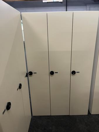 ERKA 3-teiliger Garderobenschrank mit PIN CODE Schloss,1040/500/1750 mm mit Ablagfach,Hängeschiene,2 Lüftungen ERKA 3-teiliger Garderobenschrank mit PIN CODE Schloss,1040/500/1750 mm mit Ablagfach,Hängeschiene,2 Lüftungen