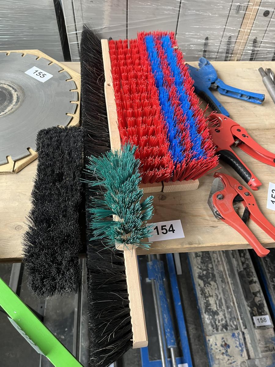 diverse Besen - fabriksneu?d=2025-12-06 05:53:25