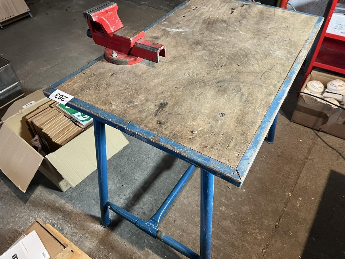 Werkbank mit Schraubstock klappbar ca. 100/60 cm?d=2025-12-06 07:01:36