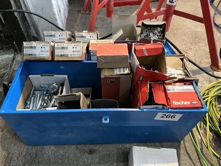 Werkzeugkiste befllt mit Schrauben/Bfestigungsmaterial