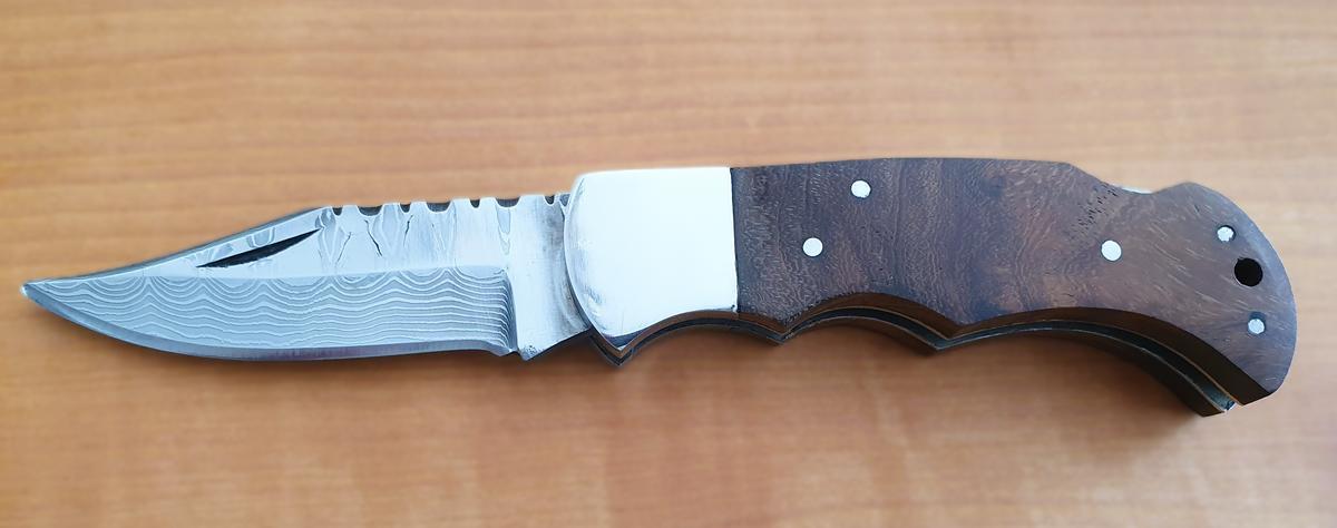 Damast-Taschenmesser / Damast-Klappmesser, Holzgriff, Klinge Damaszener Stahl, rund 100 Lagen, charakteristische, rustikale Schmiedeoberfläche, Gesamtlänge (ausgeklappt) 170 mm, Gesamtlänge (eingeklappt) 100 mm, Klingenlänge 70 mm, Klingenstärke 3mm, Lede?d=2025-12-06 05:34:06