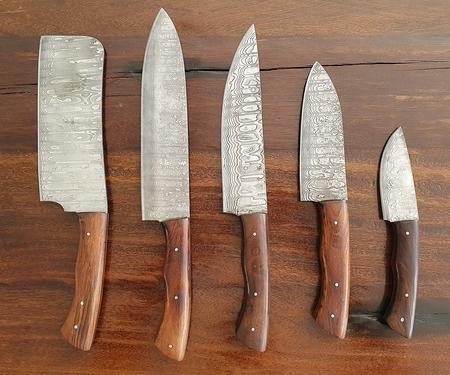 Kochset mit 5 Damast-Messer und brauner Lederrolle, Klinge Damaszener Stahl, rund 150 Lagen, charakteristische, rustikale Schmiedeoberflche, Griff Holz braun, Gesamtlngen 330 | 300 | 290 | 250 | 190 mm, Klingenlngen 200 | 180 | 160 | 130 | 90 mm, Kling