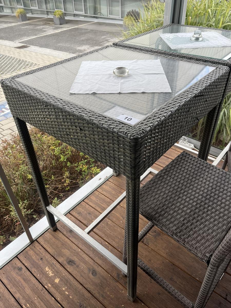 2 Stück Stehtische 75/75 cm plus 2 Hocker?d=2025-12-06 05:53:53