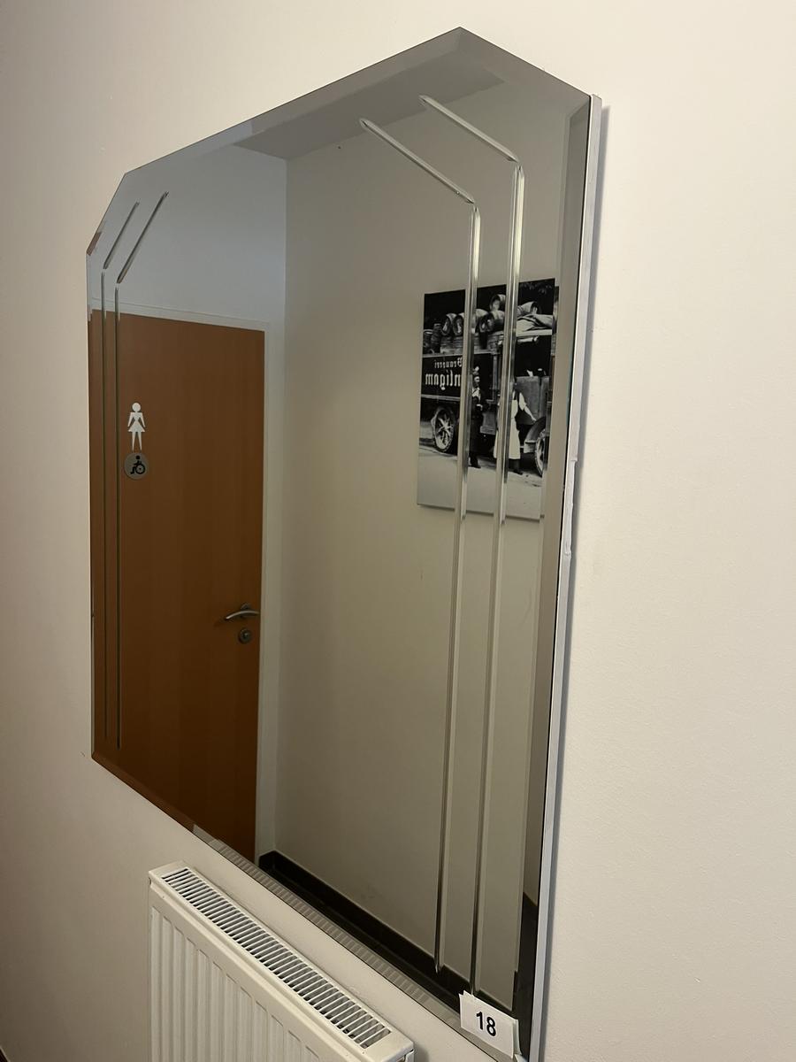 Wandspiegel ca. 100/100 cm?d=2025-12-06 05:53:54