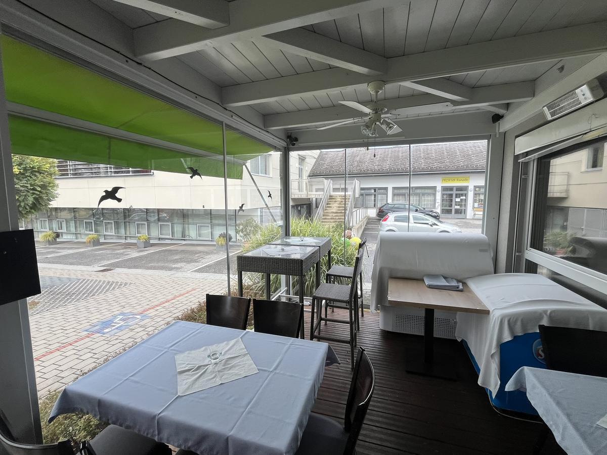 Seitenwand/Fix/Schiebeglasverglasung vom Wintergarten ca. 3x9 m mit 3 Schiebe/2 Fixelemente