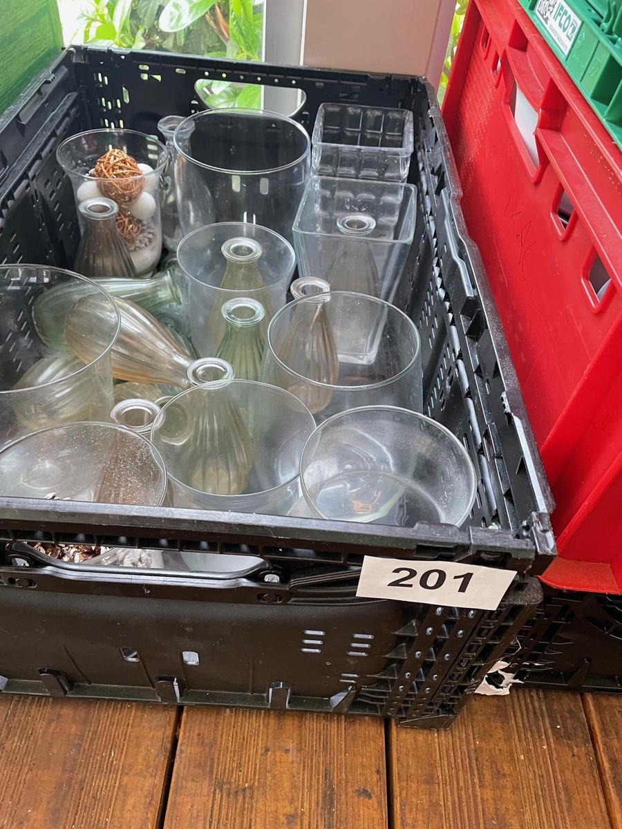 24 Stk. diverse Vasen?d=2025-12-06 06:59:26