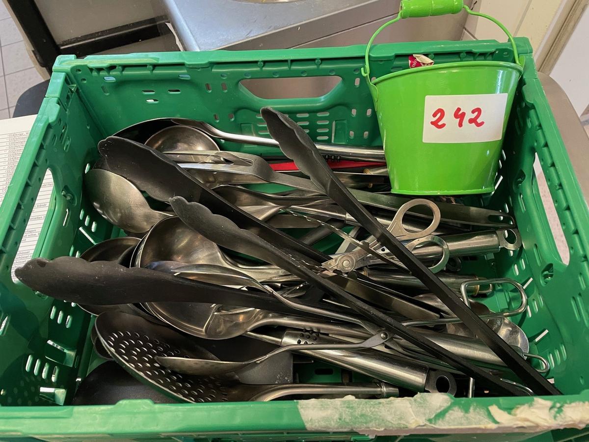 7 Stk. Blechkübel bunt und 25 Stk. Buffetbesteck