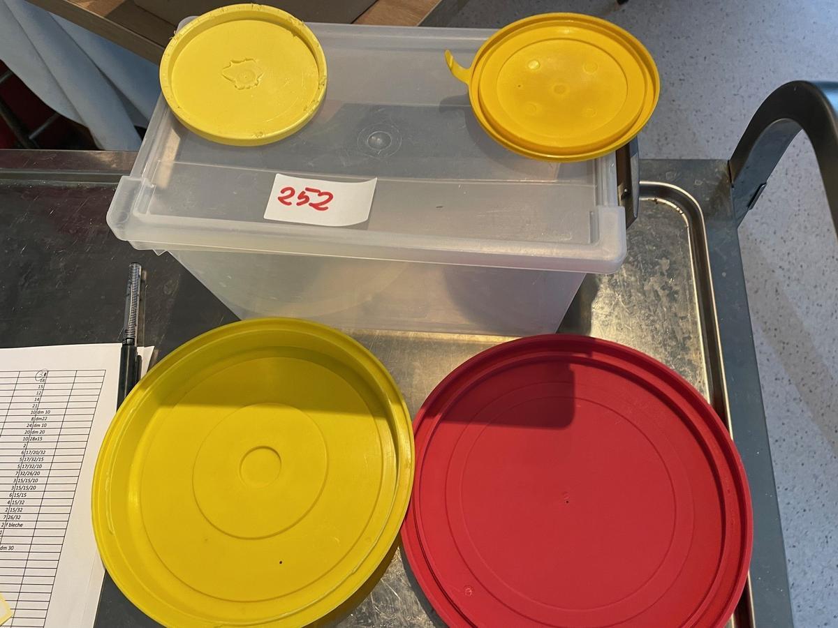 10 Stk. Silikondeckel DM 10cm, 8 Stk. Silikondeckel DM 22cm, 24 Stk. Deckel gelb DM 10cm, 20 Stk. Deckel gelb DM 20cm, 10 Stk. Boxen Plastik mit Deckel 28x15cm?d=2025-12-06 07:00:50