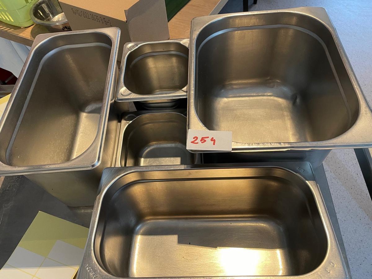 Posten NIRO Einsätze bestehend aus 6 Stk. NIRO Einsätze 17x20x32cm, 5 Stk. NIRO Einsätze 17x32x15cm, 5 Stk. NIRO Einsätze 17x32x10cm, 7 Stk. NIRO Einsätze 32x26x20cm, 3 Stk. NIRO Einsätze 15x15x10cm, 3 Stk. NIRO Einsätze 15x15x20cm