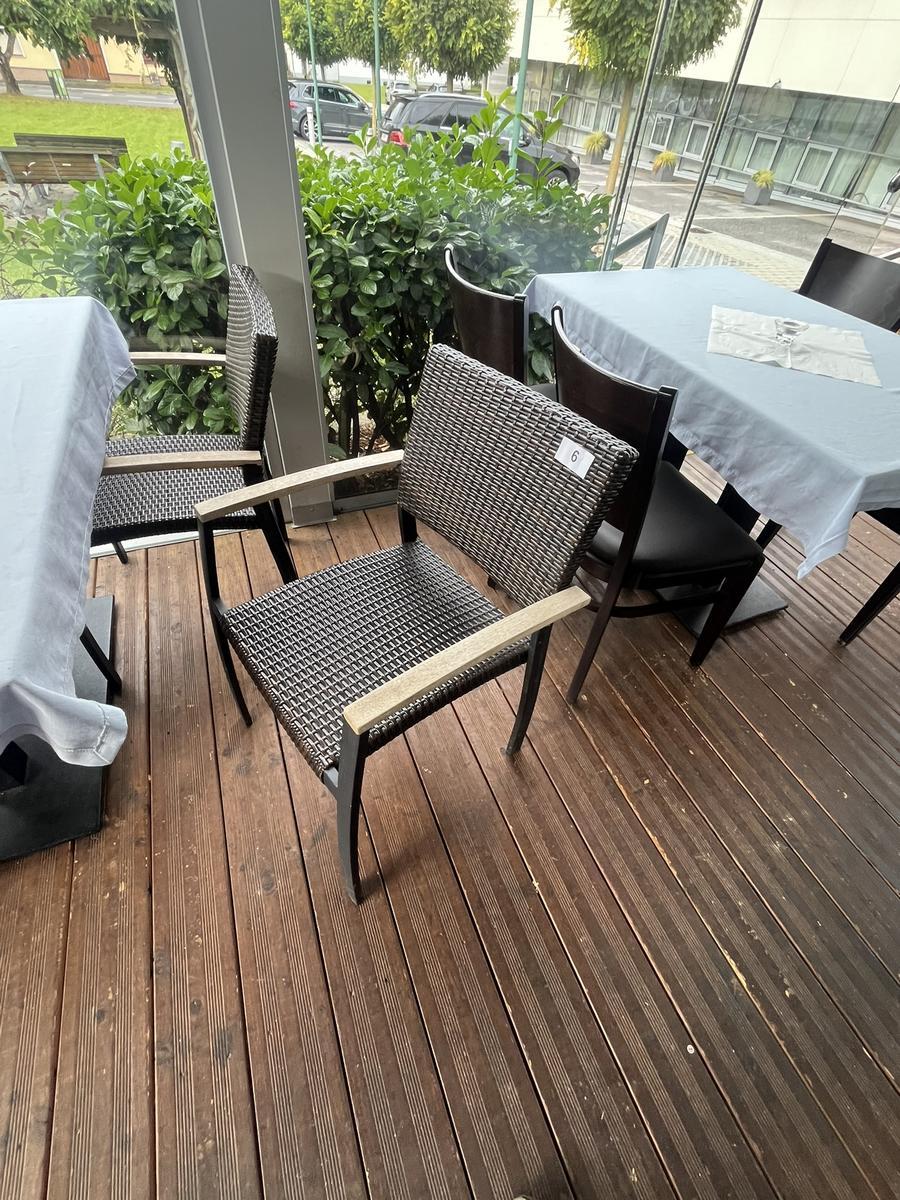 Gartenmöbelset: 26 Stück stapelbare Stühle plus 4x120/80 cm , 3 x 80/80 cm Gastrotische