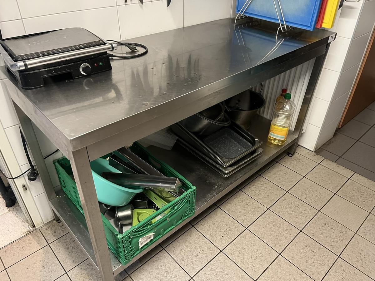 Edelstahl Arbeitstisch ca. 150/60 cm?d=2025-12-06 07:00:59