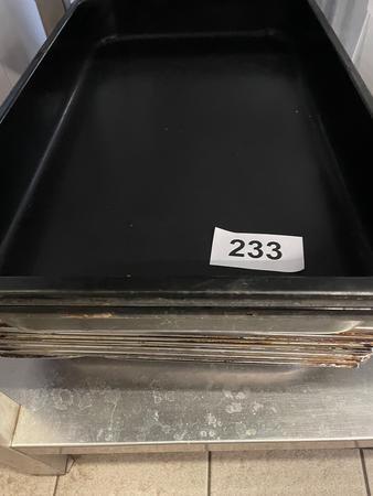 15 Stk. Bleche 1/1 mit 4cm, 3 Stk. Bleche 1/1 mit 8 cm, 2 Stk. Lochgitter 1/1 mit 3 cm 15 Stk. Bleche 1/1 mit 4cm, 3 Stk. Bleche 1/1 mit 8 cm, 2 Stk. Lochgitter 1/1 mit 3 cm