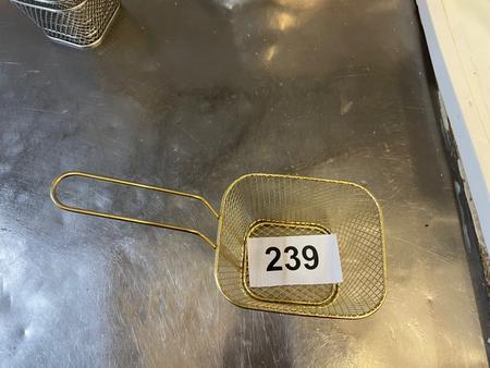 25 Stk. Fritterkorb für Beilagen ca. 10x9cm, 17 Stk. Servierschüsseln und 7 Stk. bunte Glasteller 25 Stk. Fritterkorb für Beilagen ca. 10x9cm, 17 Stk. Servierschüsseln und 7 Stk. bunte Glasteller