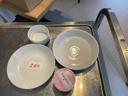 15 Stk. Suppenteller EaR, 12 Stk. Teller Ear, 14 Stk. tiefe Teller, 21 Stk. Glasschüsseln klein 15 Stk. Suppenteller EaR, 12 Stk. Teller Ear, 14 Stk. tiefe Teller, 21 Stk. Glasschüsseln klein