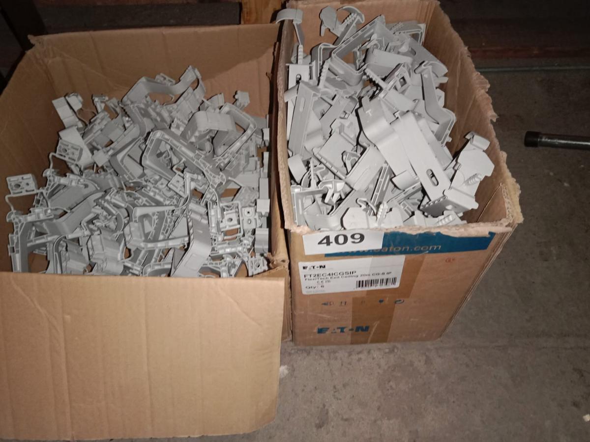 2 Karton mit Befestigungschellen