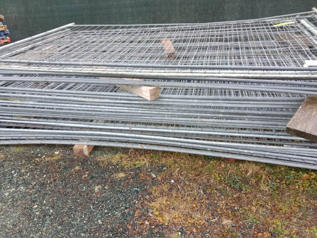 10 Stk. Bauzaunelemente, 350x200cm, mit Sockelsteinen?d=2025-12-06 06:59:38